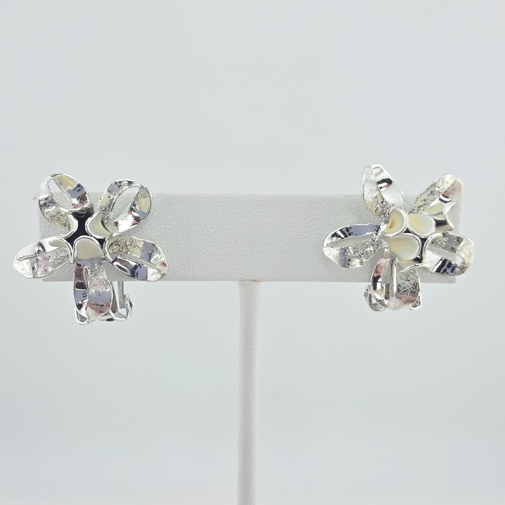 Vtg CORO Clip-On Earrings Periwinkle Flower White Enamel Mid-Century Silver Tone
